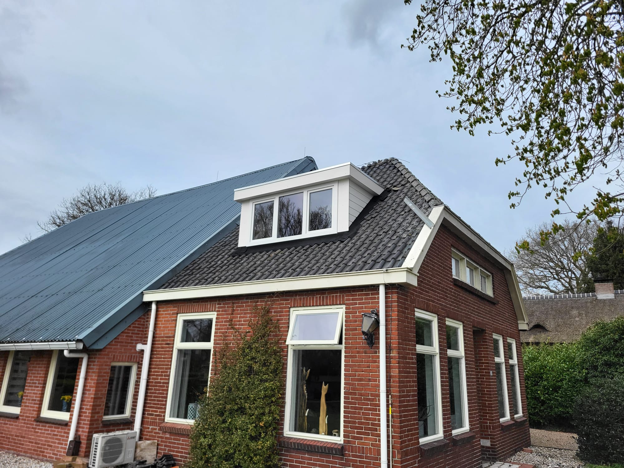 Dubbele dakkapel op boerderij geplaatst in Assen - Dakkapellen Drenthe